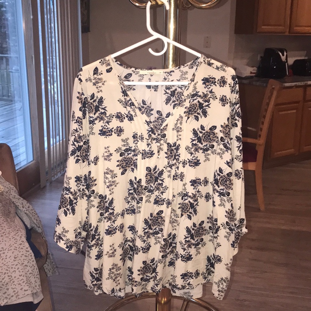 2XL floral shirt- super cute NEVER WORN!